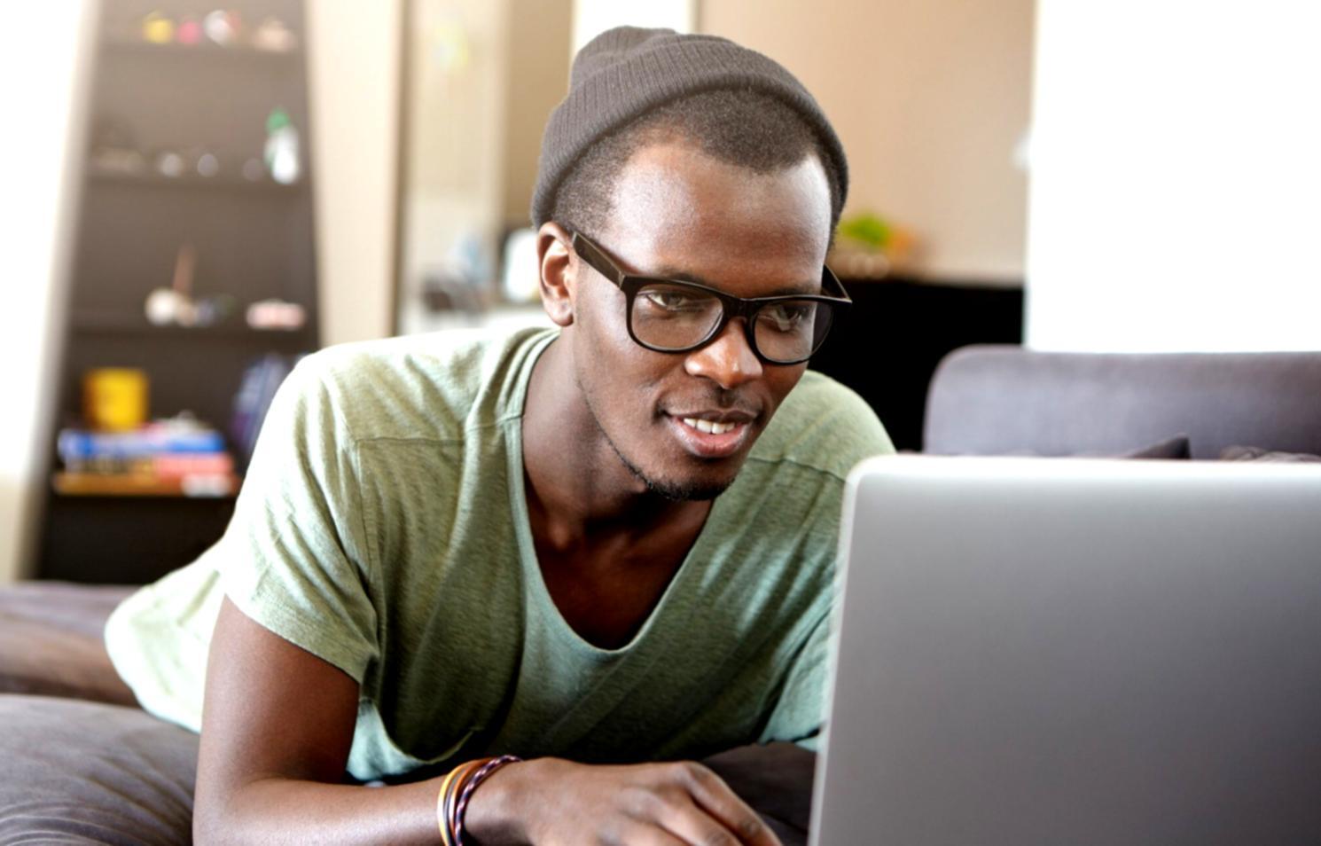 Entrepreneur travaillant sur son plan d'affaires